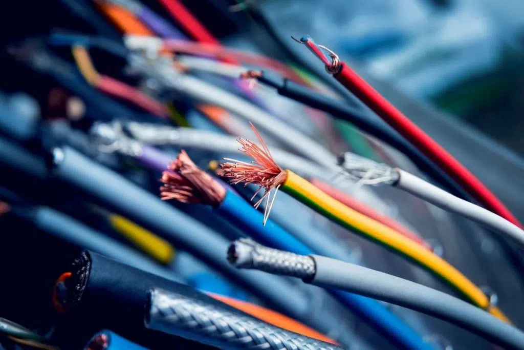 دلایل رایج خرابی سیم و کابل برق